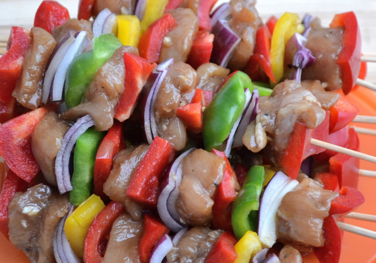 Kolorowe szaszłyki z piersi kurczaka i warzyw w miodowo-sezamowo-balsamicznej marynacie foto