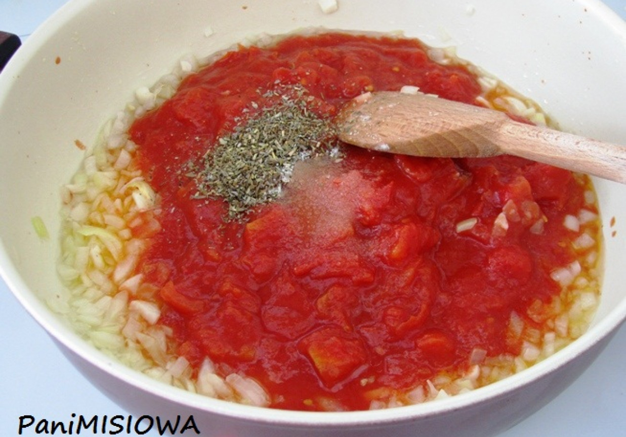 Kolorowe tagliatelle z sosem pomidorowym i kurczakiem w śmietanie foto