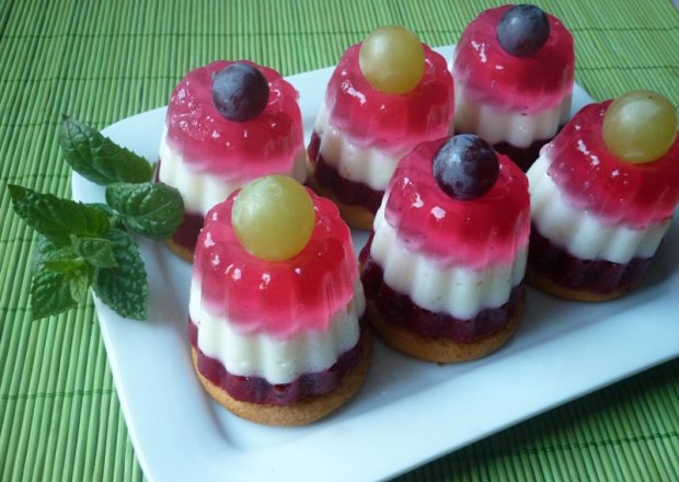 Fotografia przedstawiająca Kolorowe tęczowe desery