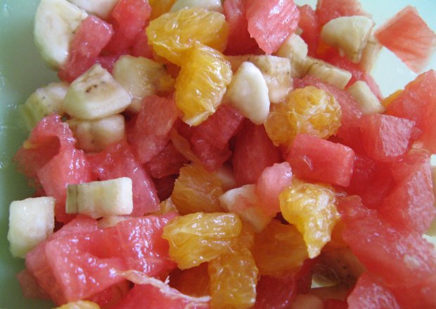 Fotografia przedstawiająca Kolorowo-owocowa sałatka