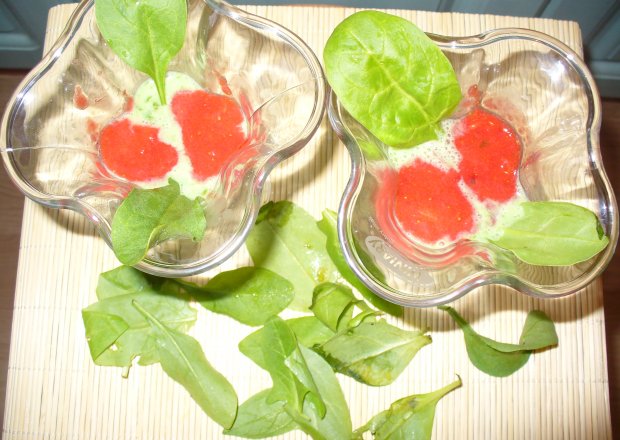 Fotografia przedstawiająca Kolorowy deser z truskawki i szpinaku