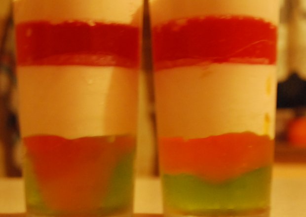 Fotografia przedstawiająca kolorowy deser