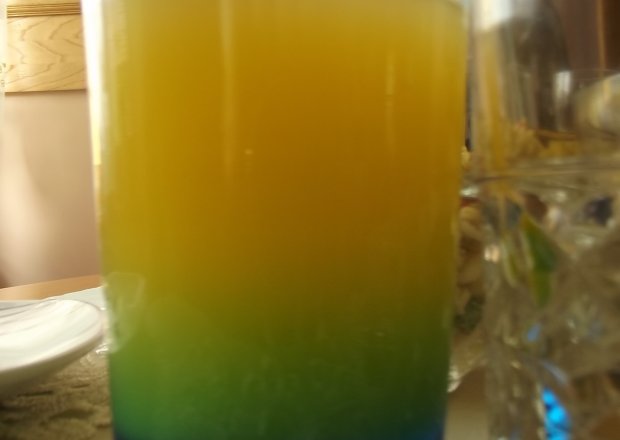 Fotografia przedstawiająca kolorowy drink