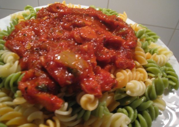 Fotografia przedstawiająca Kolorowy makaron z sosem pomidorowym