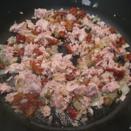 Krok 2 - Kolorowy makaron z tuńczykowym sosem foto