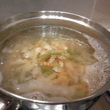 Krok 2 - Kolorowy makaron z wędzonym pstrągiem w śmietanowym sosie z mozarellą. foto