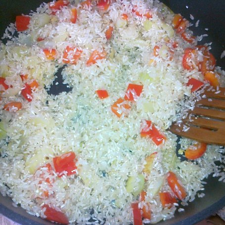 Krok 2 - kolorowy ryż z kurczakiem foto