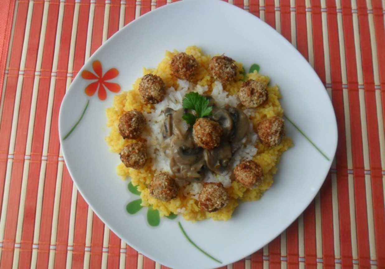 Kolorowy ryż z sosem i mięsnymi kulkami foto