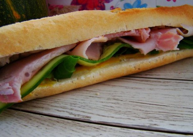 Fotografia przedstawiająca Kolorowy  Sandwich z szynką i sosem musztardowo-miodowym