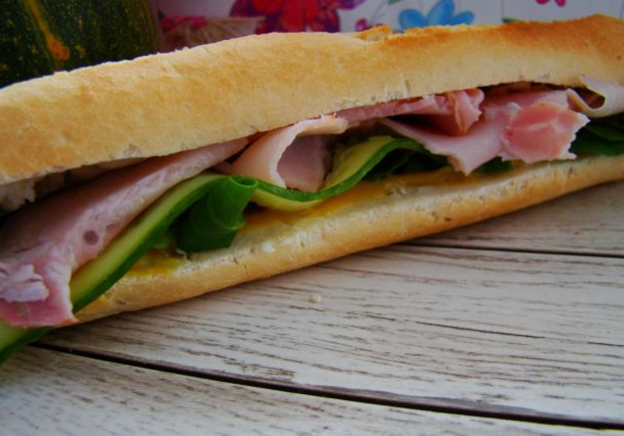 Kolorowy  Sandwich z szynką i sosem musztardowo-miodowym foto