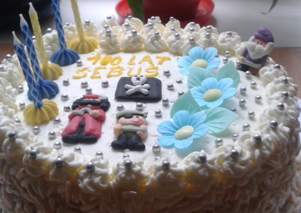 Fotografia przedstawiająca Kolorowy torcik na 5 urodziny