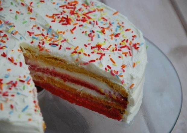Fotografia przedstawiająca Kolorowy tort biszkoptowy