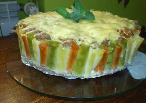 Fotografia przedstawiająca Kolorowy tort makaronowy