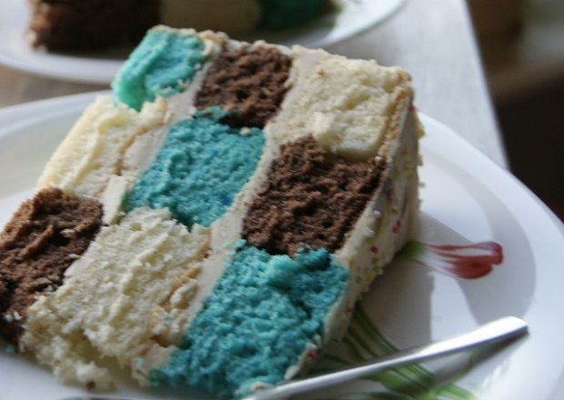 Fotografia przedstawiająca Kolorowy tort w kratkę z cytrusową nutą