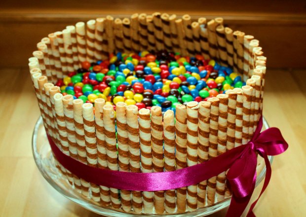 Fotografia przedstawiająca kolorowy tort