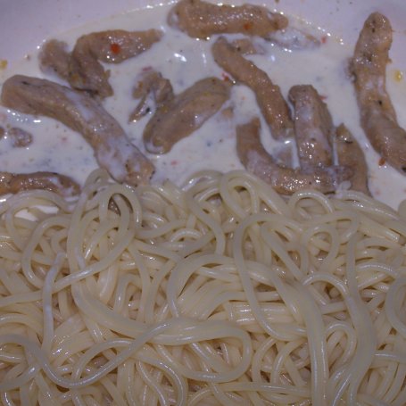 Krok 8 - Kombinacja smaków, czyli spaghetti ze schabem, w chrzanowym sosie, na karmelizowanej gruszce :) foto