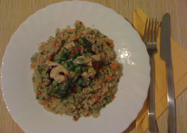 Fotografia przedstawiająca Komosa ryżowa (quinoa) z kurczakiem i duszonymi warzywami