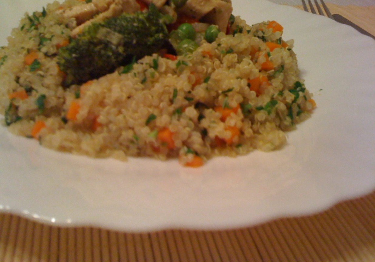 Komosa ryżowa (quinoa) z kurczakiem i duszonymi warzywami foto