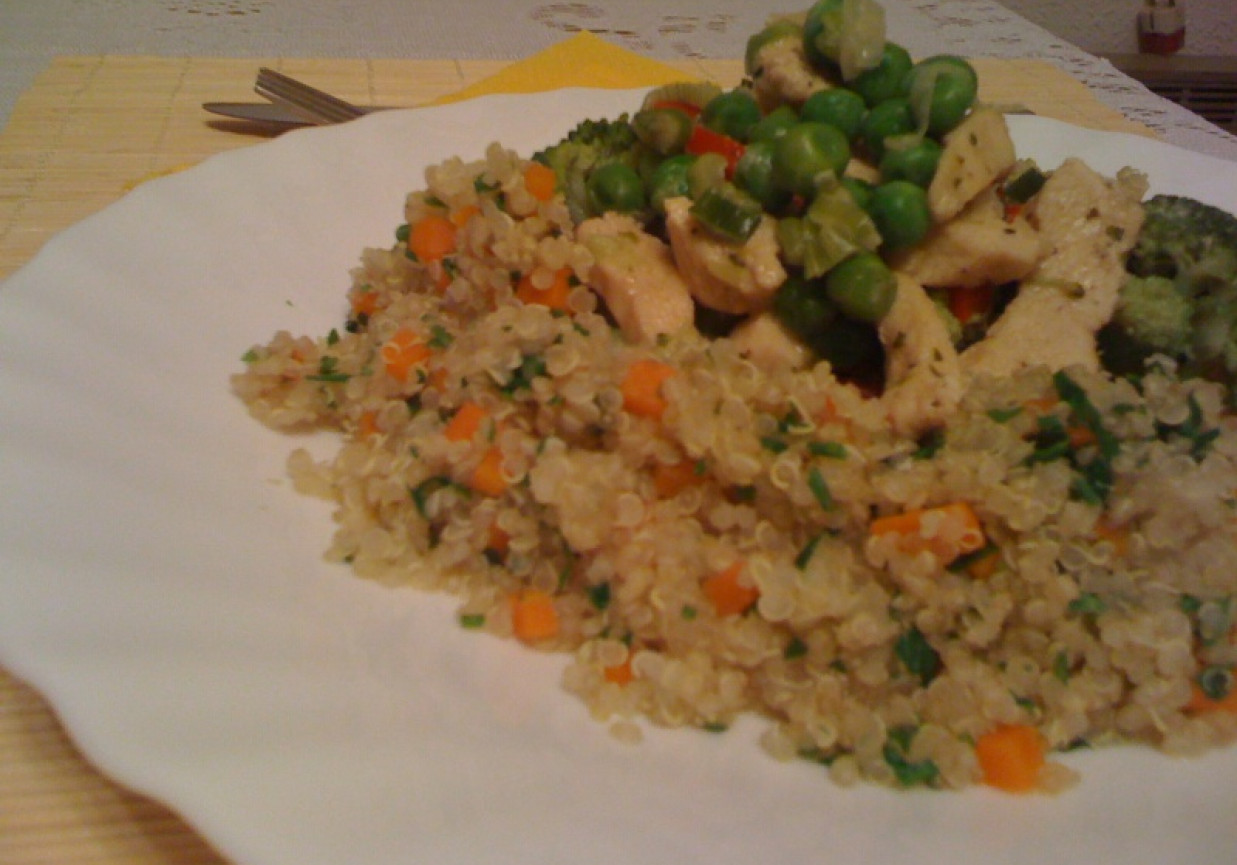 Komosa ryżowa (quinoa) z kurczakiem i duszonymi warzywami foto