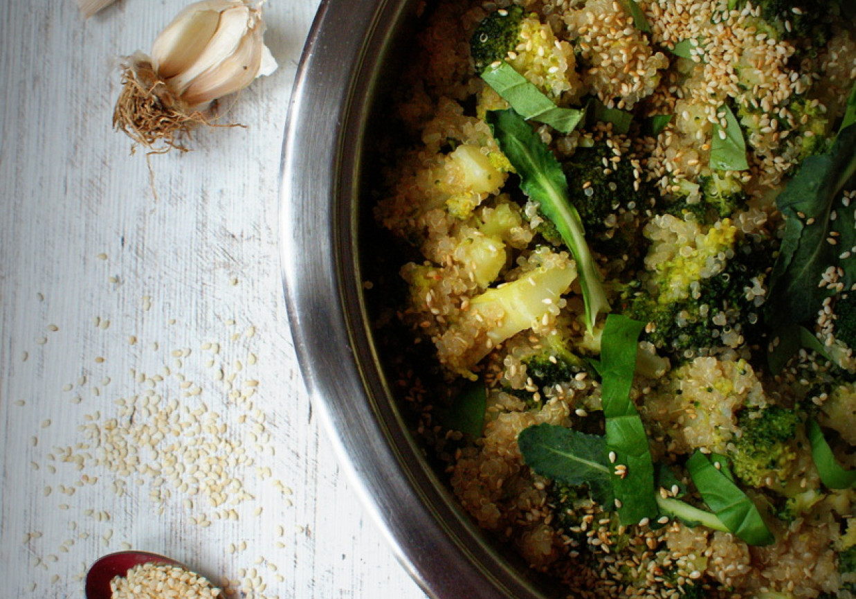 Komosa ryżowa z brokułem, czosnkiem i prażonym sezamem foto