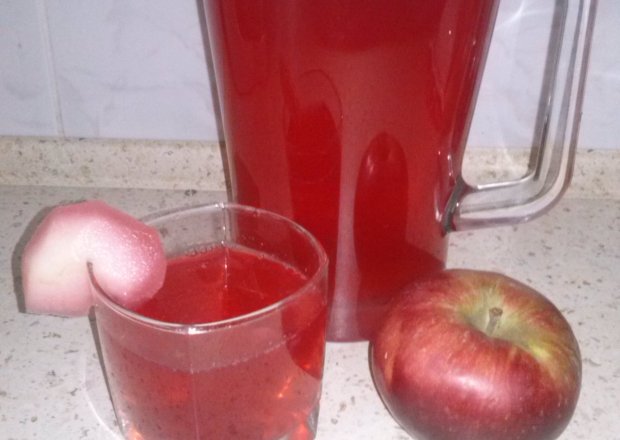 Fotografia przedstawiająca Kompot jabłkowo - porzeczkowy
