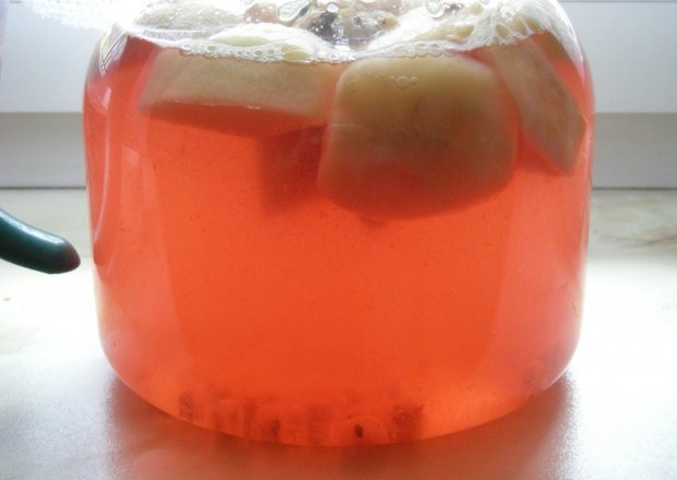 Fotografia przedstawiająca kompot jabłkowo- porzeczkowy