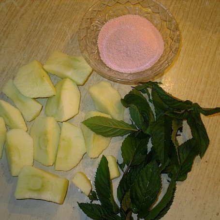 Krok 1 - Kompot jabłkowo-miętowy o smaku truskawkowym foto