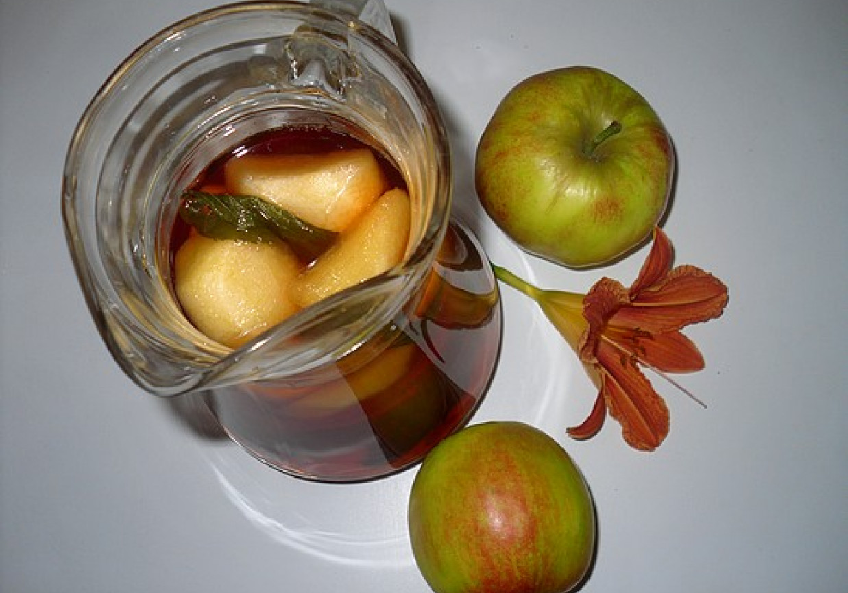 Kompot jabłkowo-miętowy o smaku truskawkowym foto