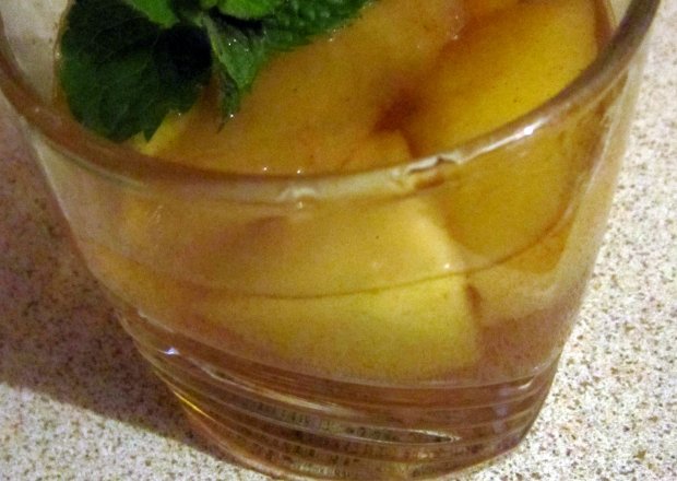 Fotografia przedstawiająca kompot jabłkowo-miętowy z cynamonem