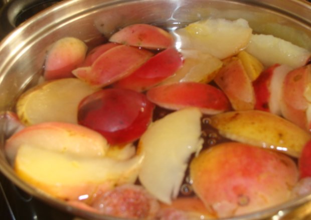 Fotografia przedstawiająca kompot jabłkowo-truskawkowy
