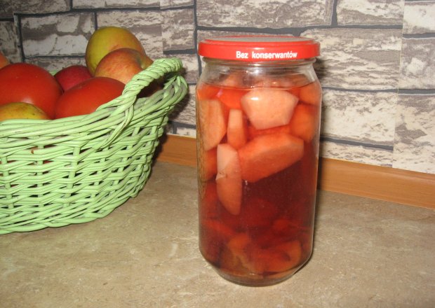 Fotografia przedstawiająca kompot jabłkowy do słoika