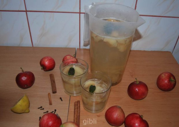 Fotografia przedstawiająca Kompot jabłkowy z cynamonem
