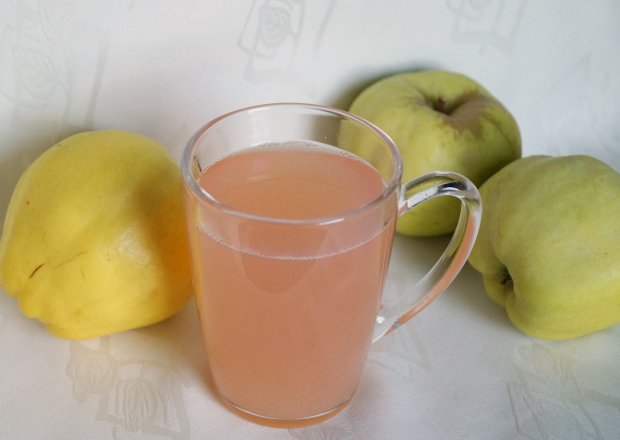 Fotografia przedstawiająca Kompot jabłkowy z pigwą
