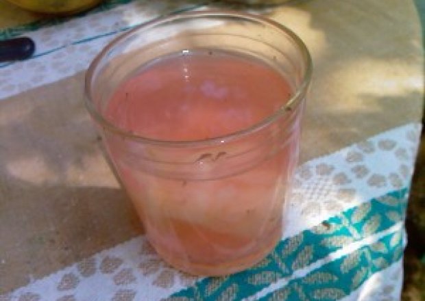 Fotografia przedstawiająca Kompot jabłkowy z sokiem z malin