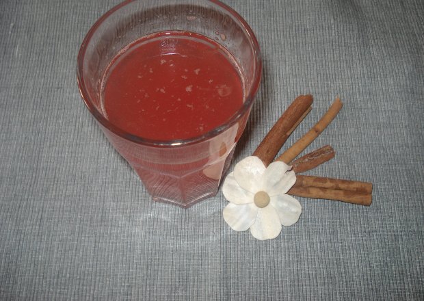 Fotografia przedstawiająca Kompot rabarbarowo- brzoskwioniowy z nuta cynamonu