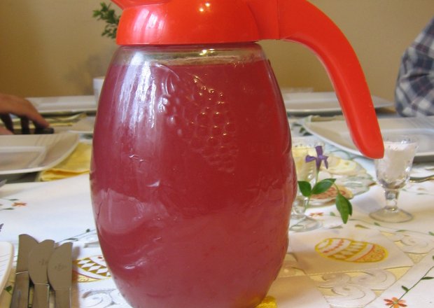 Fotografia przedstawiająca Kompot truskawkowo-ananasowo-brzoskwiniowy