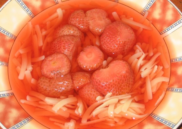 Fotografia przedstawiająca Kompot truskawkowy z kluskami