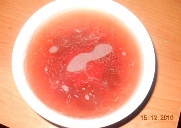 Fotografia przedstawiająca kompot truskawkowy z miodem
