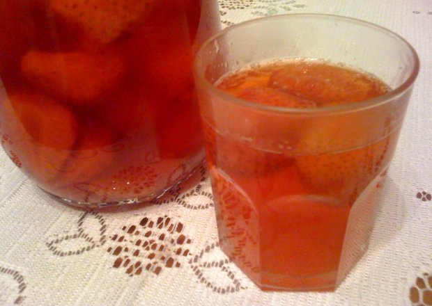 Fotografia przedstawiająca Kompot truskawkowy z sokiem cytrynowym