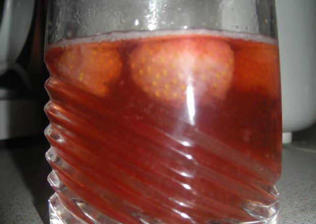 Fotografia przedstawiająca Kompot truskawkowy