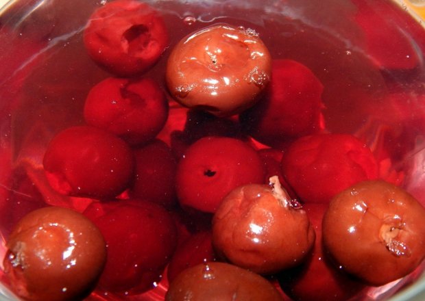 Fotografia przedstawiająca Kompot wiśniowy na czerwonym winie