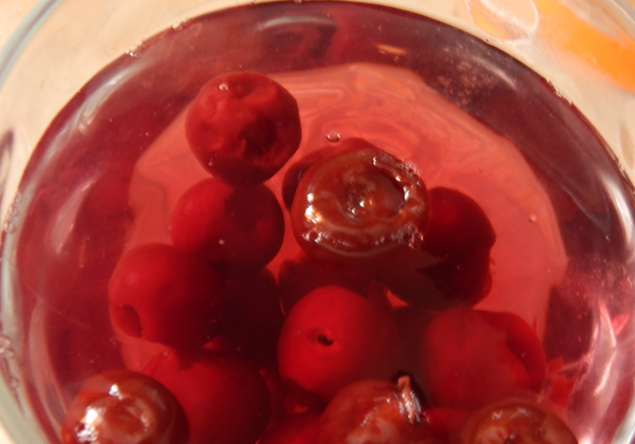 Kompot wiśniowy na czerwonym winie foto