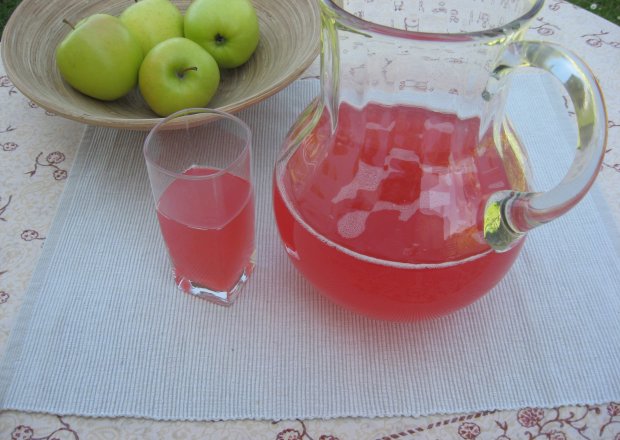 Fotografia przedstawiająca Kompot z aronii i jabłek