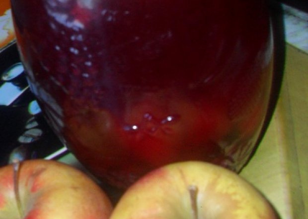 Fotografia przedstawiająca Kompot z czarnej porzeczki i jabłek
