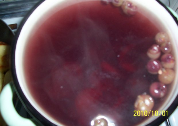 Fotografia przedstawiająca kompot z czerwonych winogron