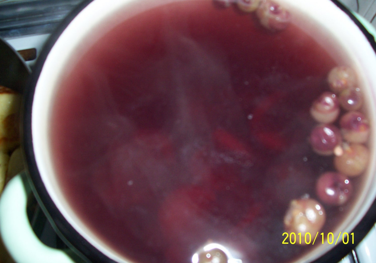 kompot z czerwonych winogron foto