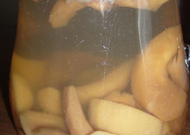 Fotografia przedstawiająca Kompot z gruszek i jabłek