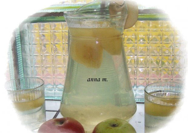 Fotografia przedstawiająca kompot z jabłek