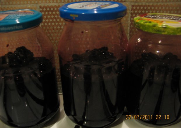 Fotografia przedstawiająca kompot z jagód do obiadu