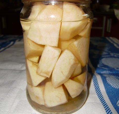 Fotografia przedstawiająca kompot z krojonych jabłek